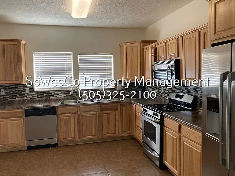 961 Katherine Ave — Photo 3