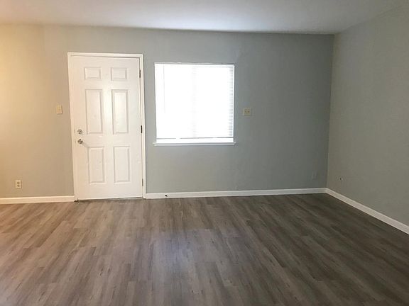 4th image of 936 Sharmon Palms Ln APT B