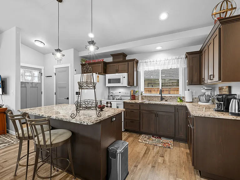 2527 SW Elmer Nelson Ln — Photo 3