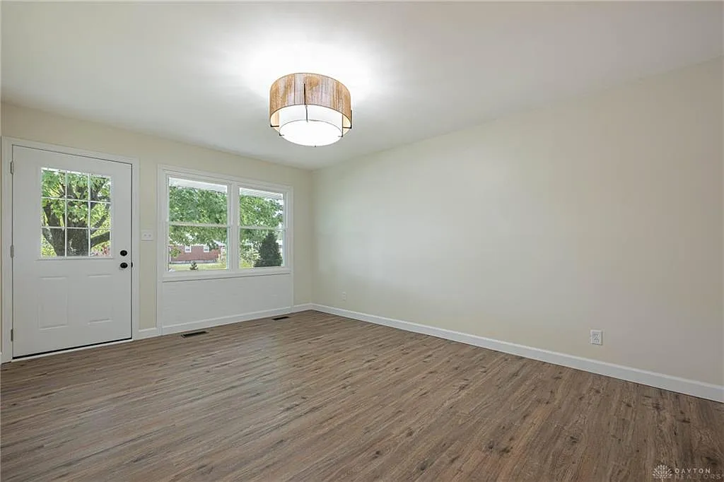 3 bed, 1.0 bath, 972 sqft, $1,650 — Photo 3