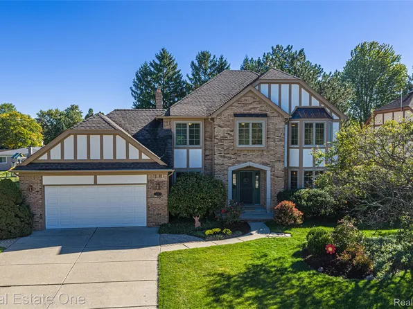 5092 Julian Dr, Troy, MI 48085