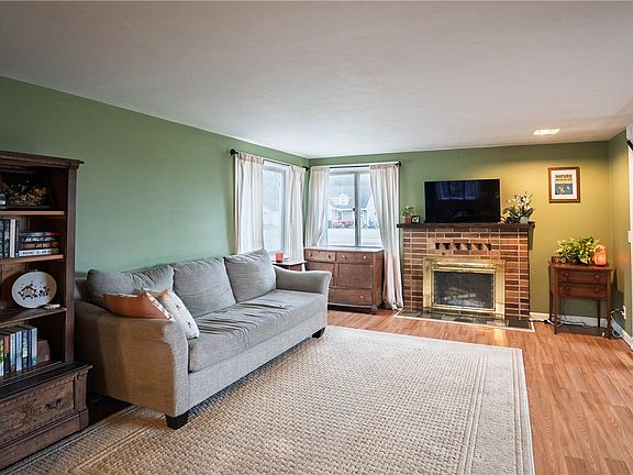 2nd image of 2446 Browncroft Blvd