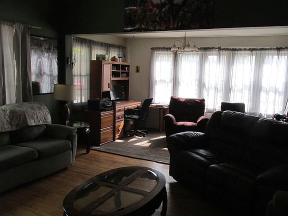 5th image of 457 E Chapin St