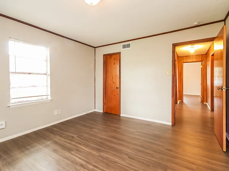 901 Westmont Dr — Photo 17