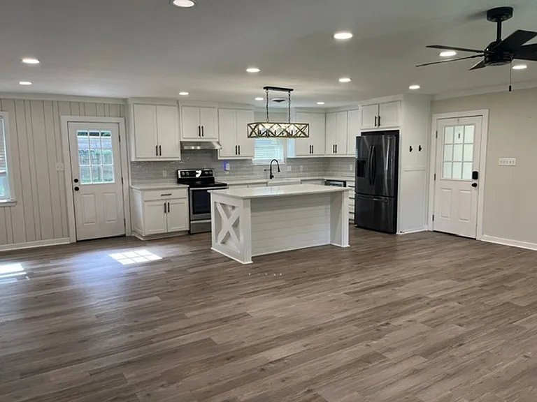 375 Sherwood Forest Blvd — Photo 2