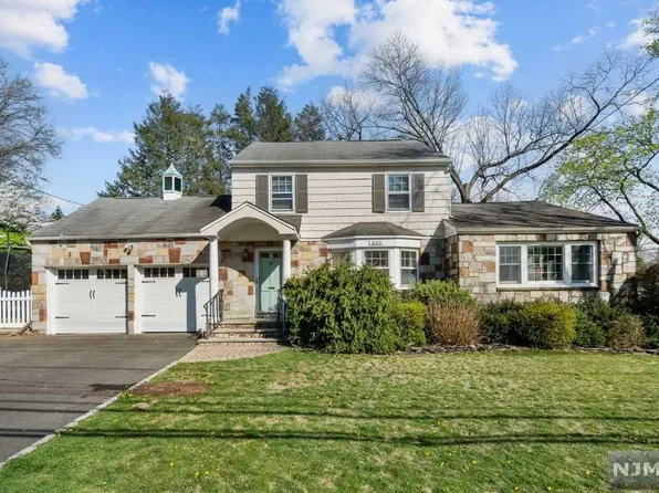 210 Vreeland Ave, Midland Park, NJ 07432