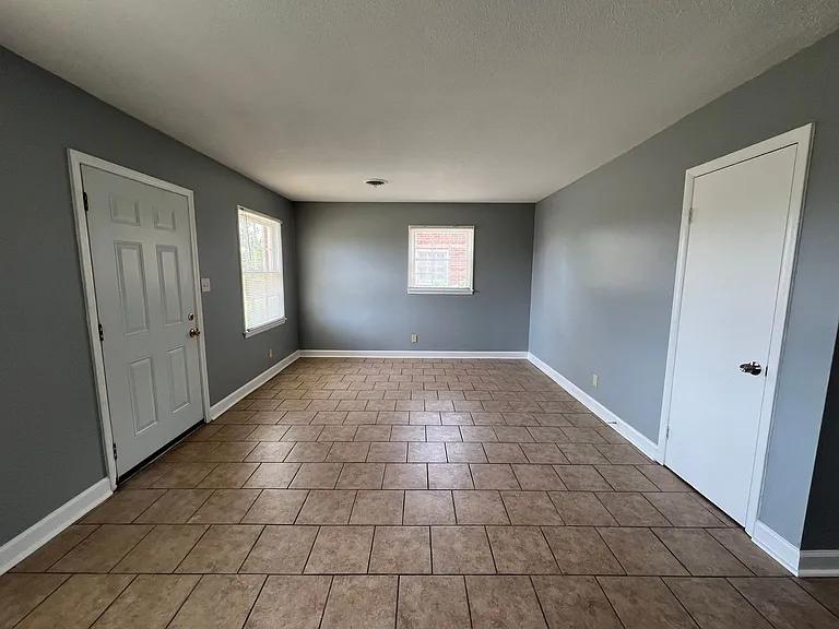 1008 Pelham St — Photo 5