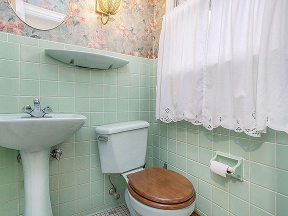 5th image of 265 Eaton St