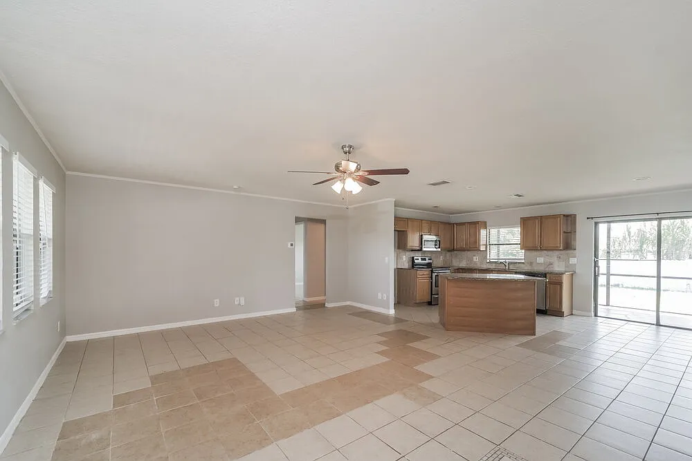 3 bed, 2.0 bath, 1404 sqft, $2,410 — Photo 4