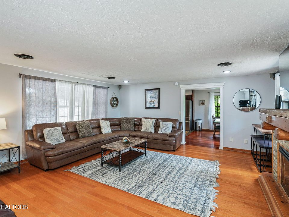 10th image of 343 Jersey Dr