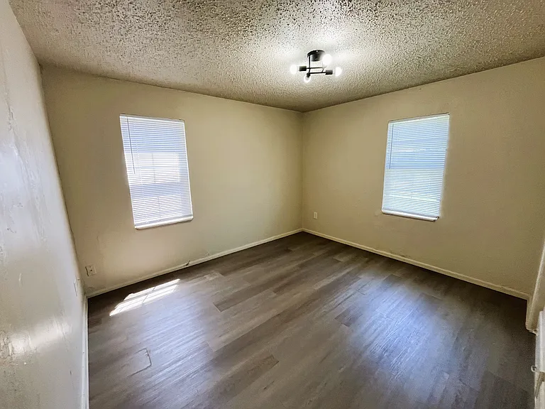 825 SW 56th St — Photo 7