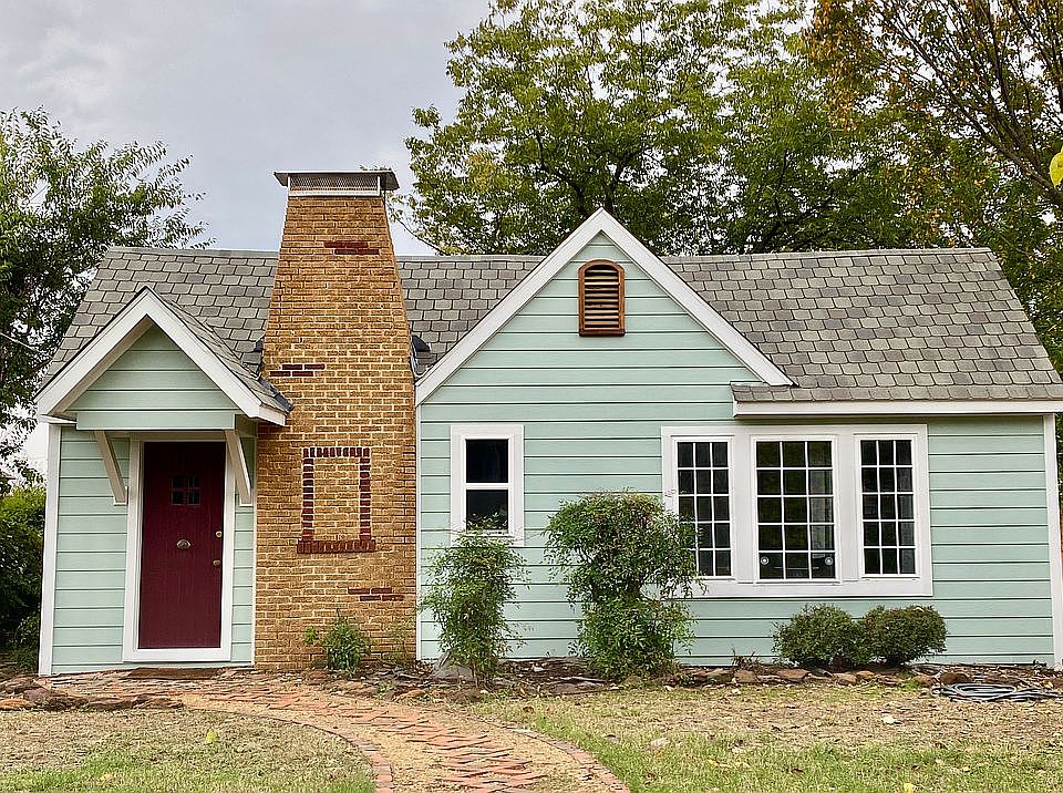 1st image of 614 E College St