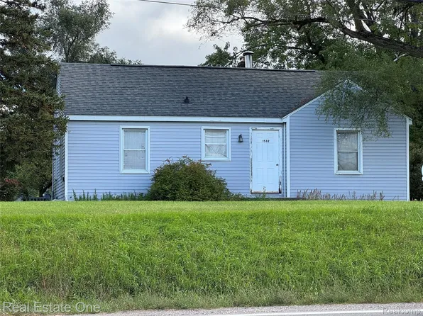 1532 Crescent Lake Rd, Waterford, MI 48327