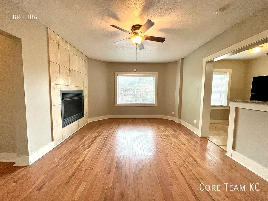 4328 Roanoke Pkwy #202
