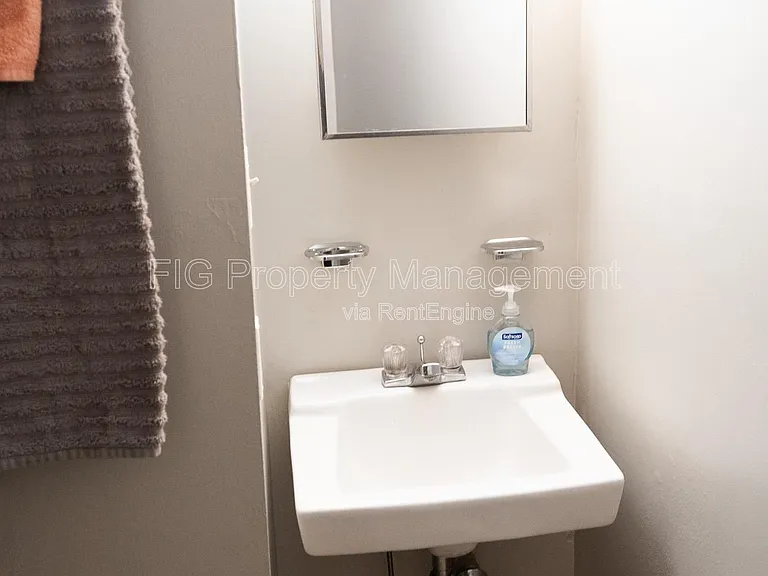 707 W Race St #4 — Photo 7