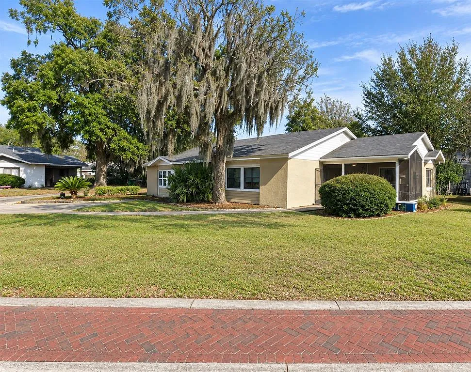 3 bed, 1.0 bath, 1098 sqft, $1,575 — Photo 1
