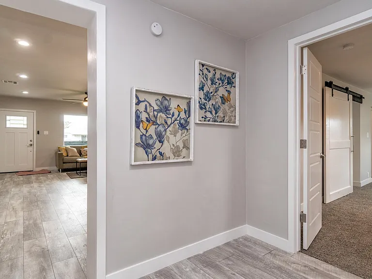 2514 E Indianola Ave — Photo 29