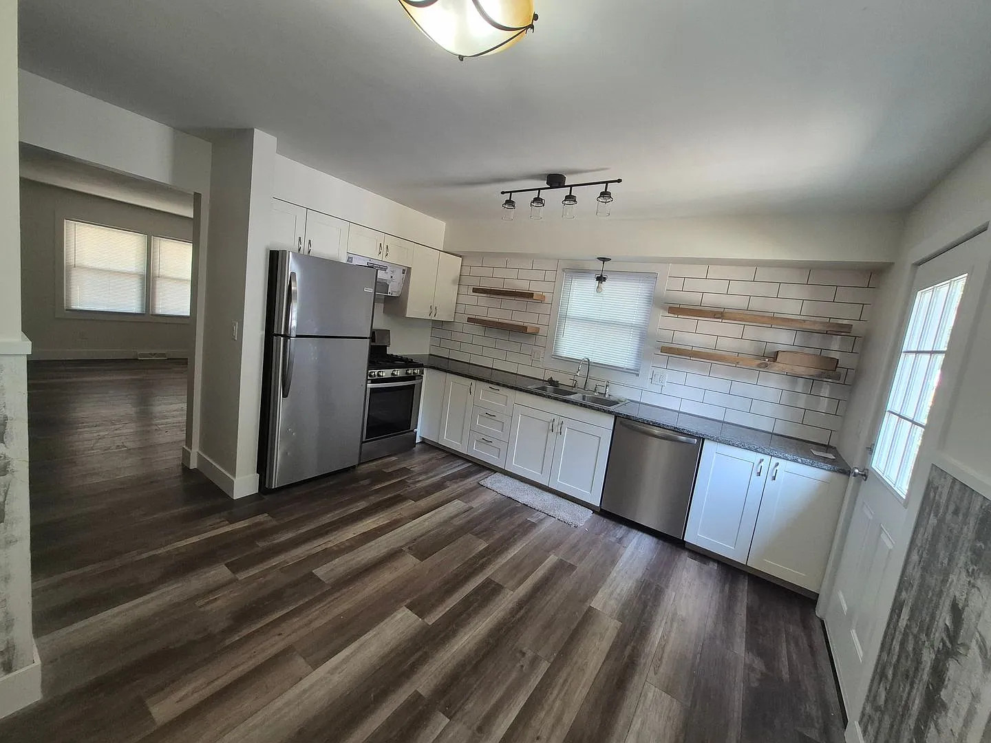 4220-26 Wilson — Photo 3