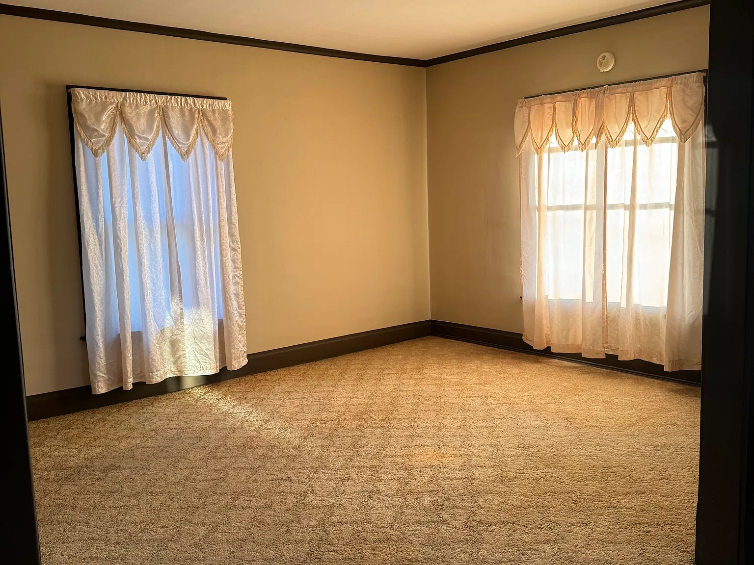 4 bed, 2400 sqft, $2,600 — Photo 4