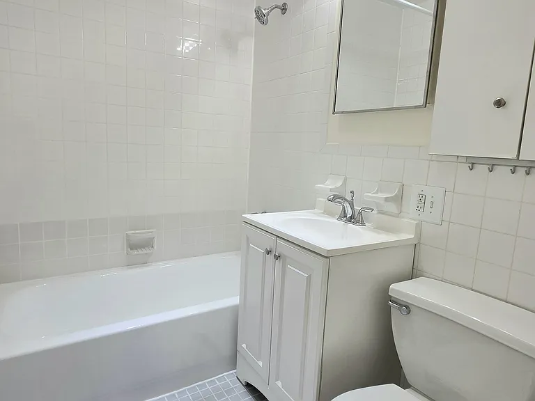 390 Warren St #2L — Photo 15
