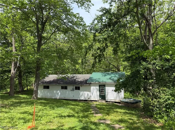 320 River Ln, Elizabeth, WV 26143