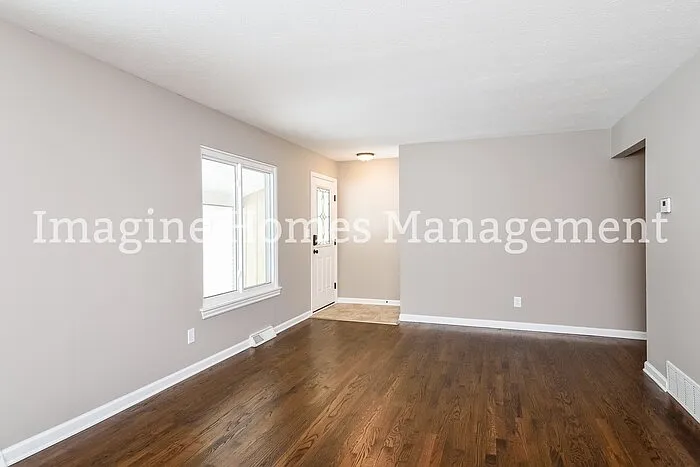3 bed, 1.0 bath, 1240 sqft, $2,350 — Photo 2