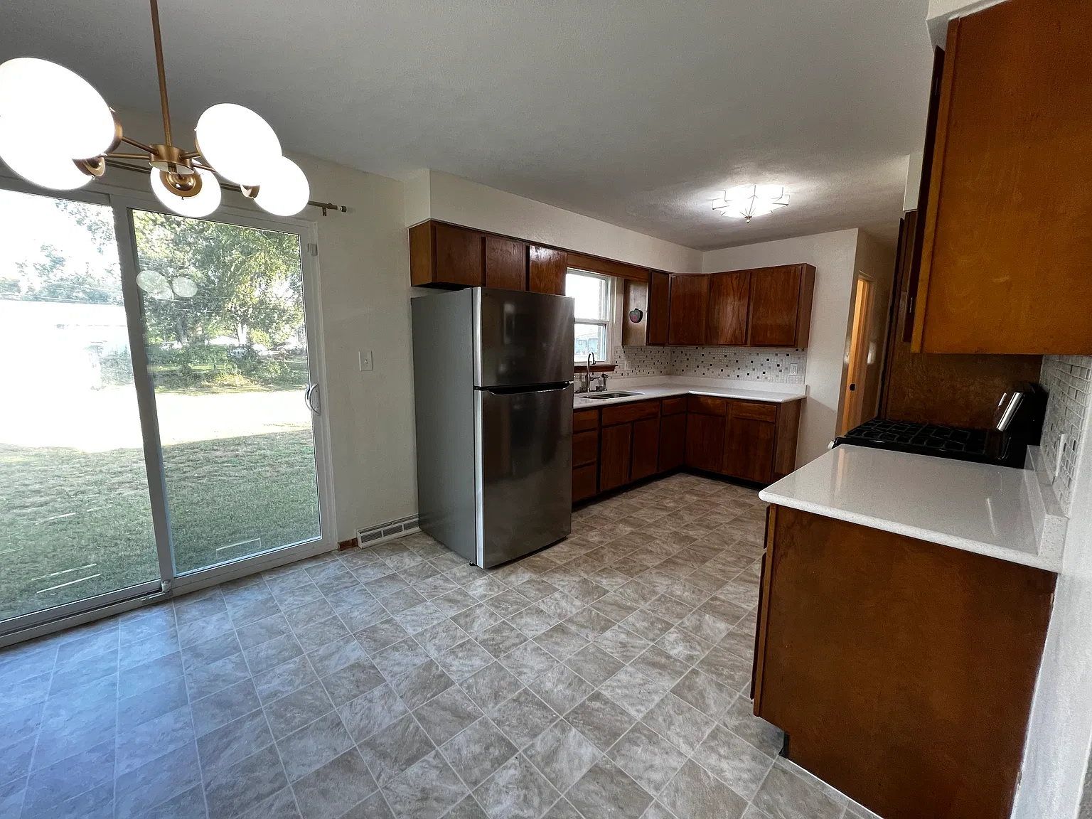 3 bed, 1.5 bath, 1312 sqft, $1,650 — Photo 2