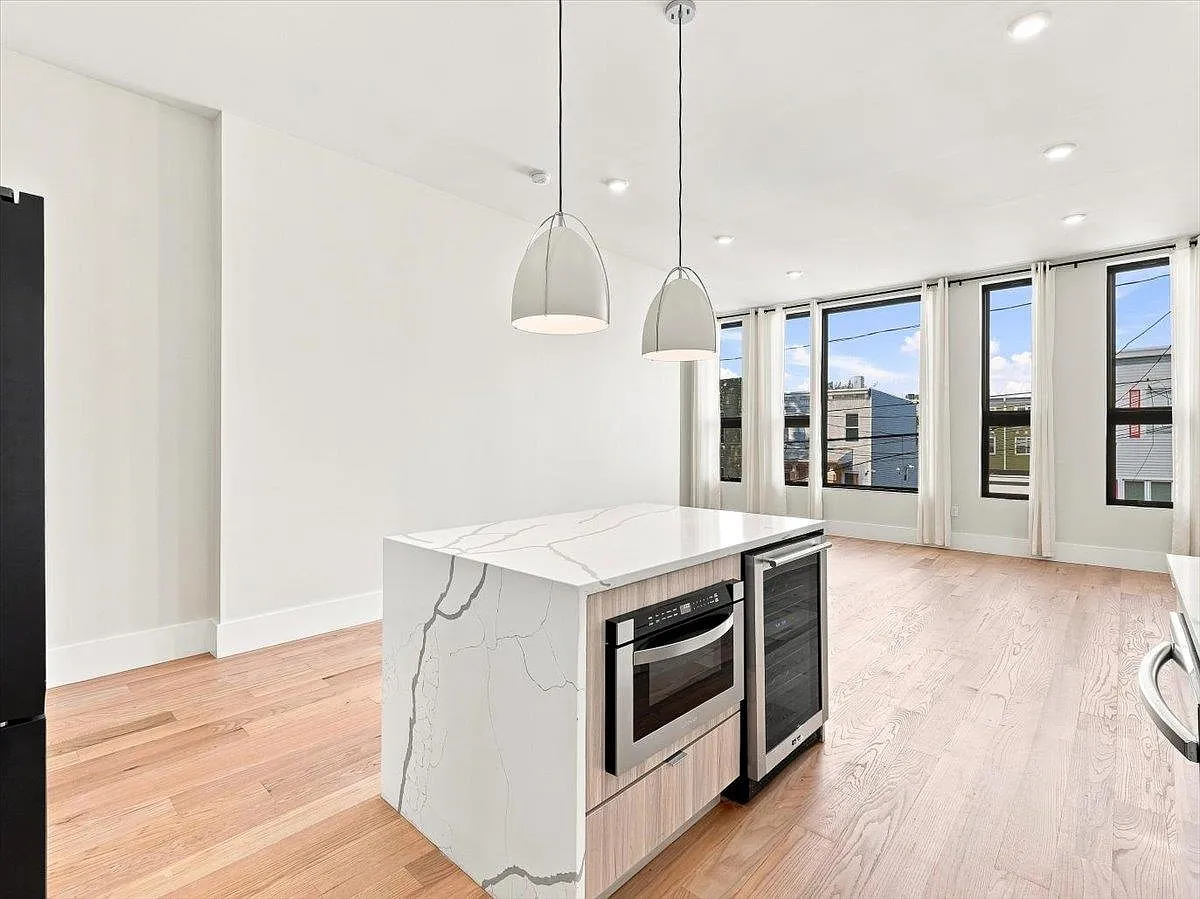 3 bed, 3.0 bath, 1830 sqft, $4,650 — Photo 4