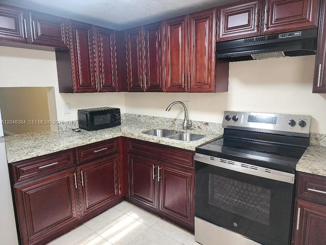 La Salle Park Condo — Photo 3