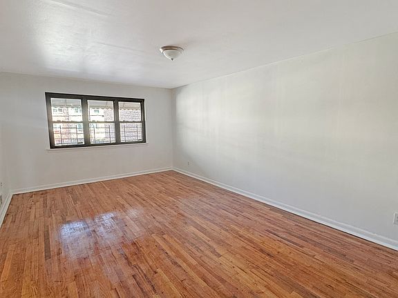 LIVING ROOM (UN-STAGED)