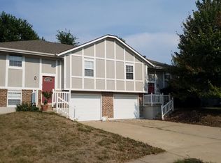 207 SE Greystone Dr, Lees Summit, MO 64063