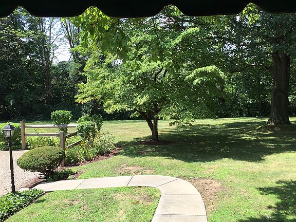 4th image of 232 Chaucer Dr