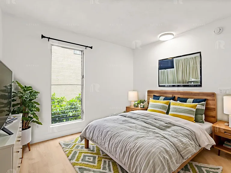 1114 N Kings Rd — Photo 8