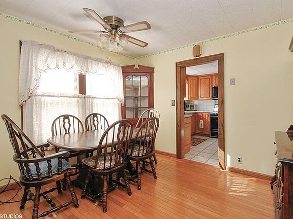 3rd image of 818 Oakwood Dr