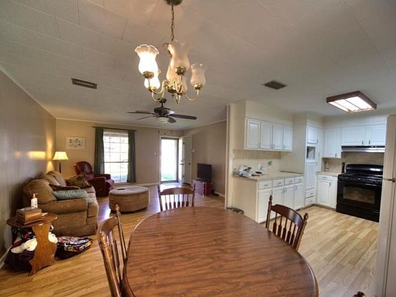 3rd image of 824 Parkway Dr