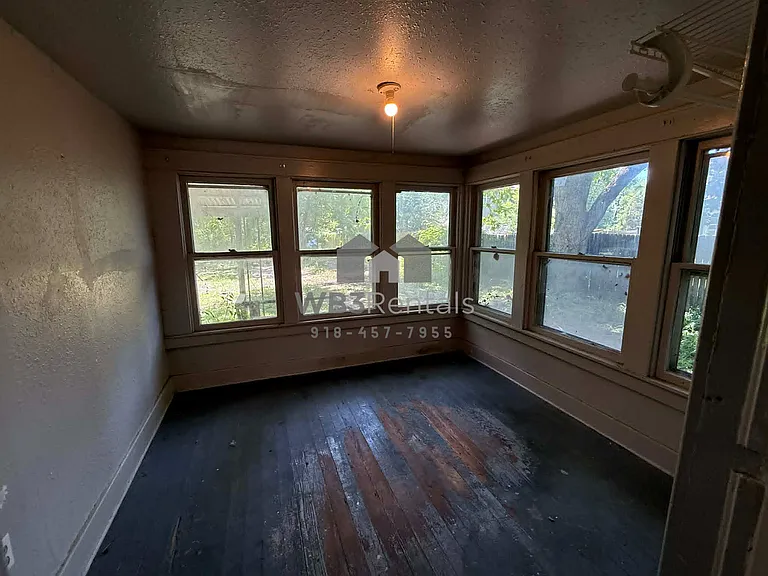 715 Fredonia St — Photo 11