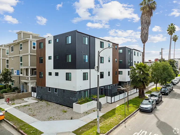 1186 W 37th Pl - USC DPS — Photo 17