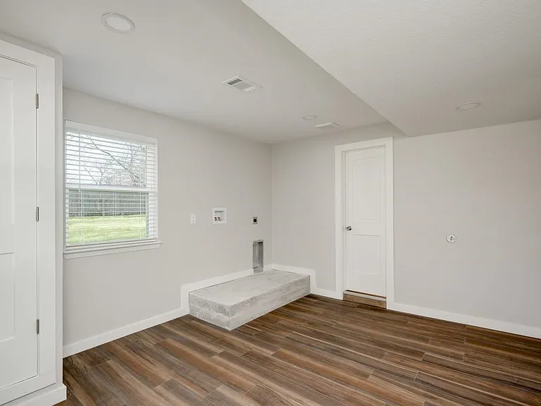 809 N West St — Photo 10