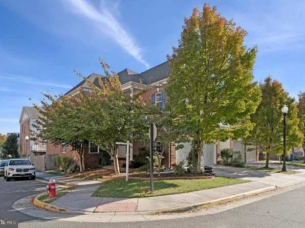 2472 Cypress Green Ln, Herndon, VA 20171