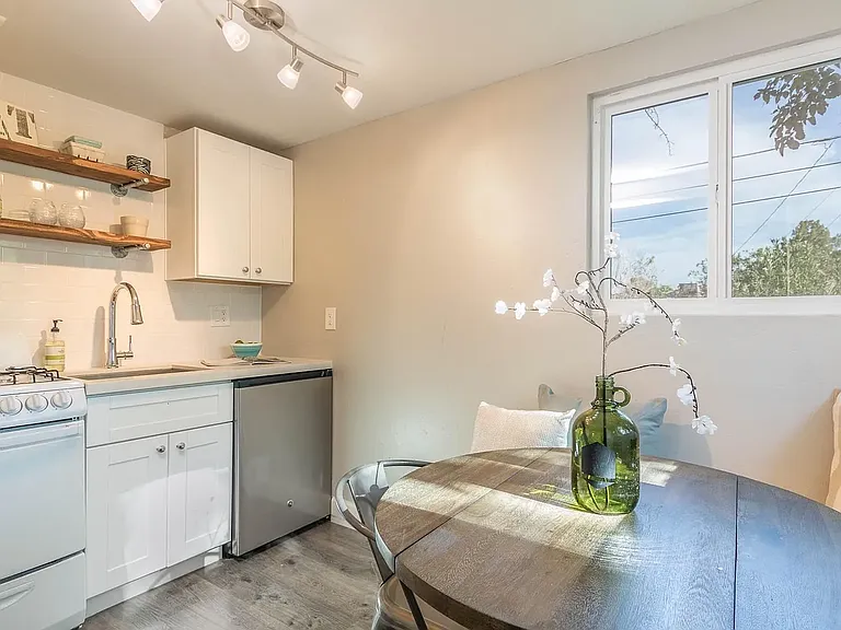 2201 E Fairmount Ave — Photo 29