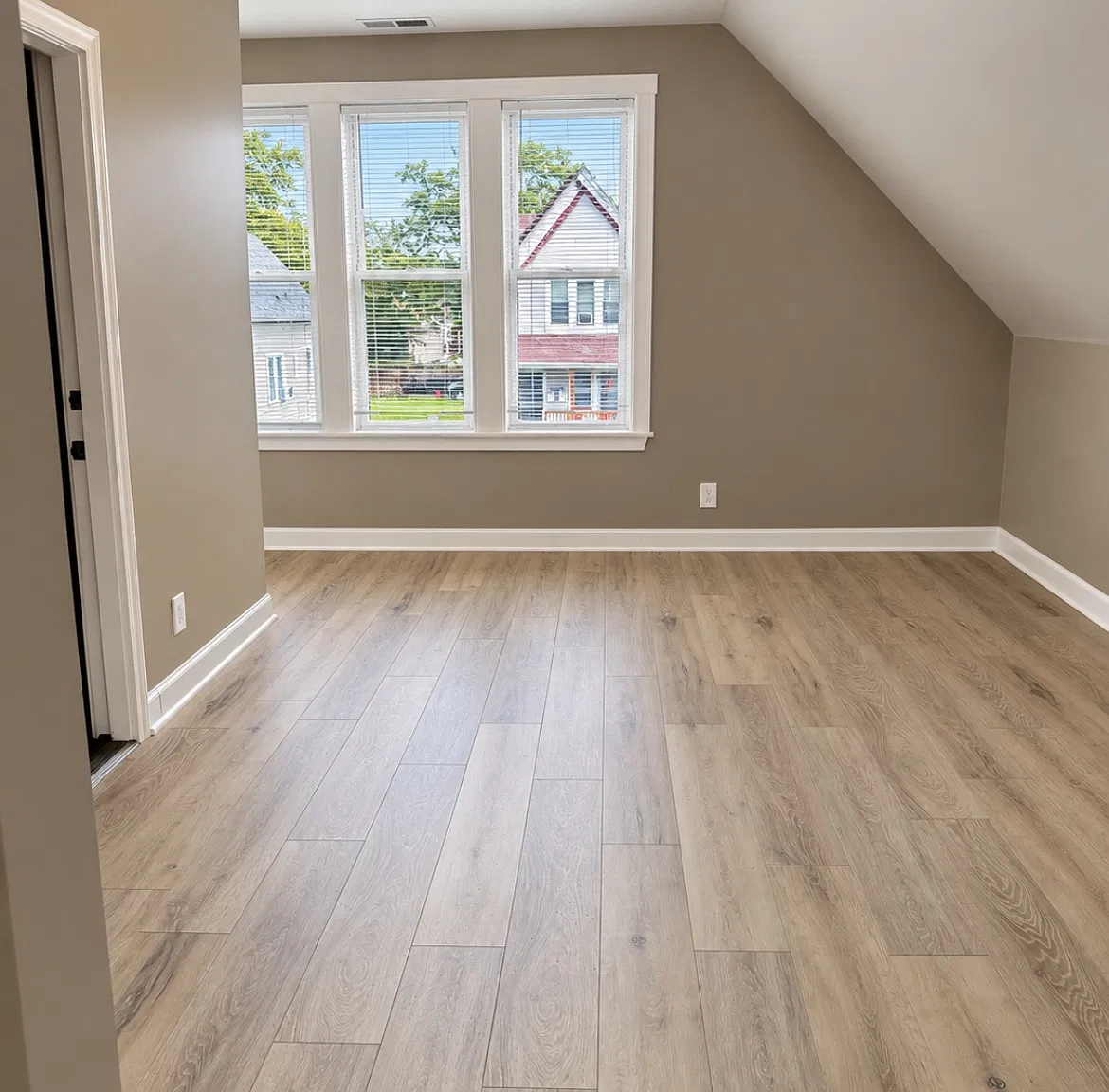 3 bed, $1,900 — Photo 2
