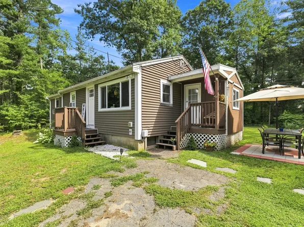 40 Lake Shore Dr, Middleboro, MA 02346
