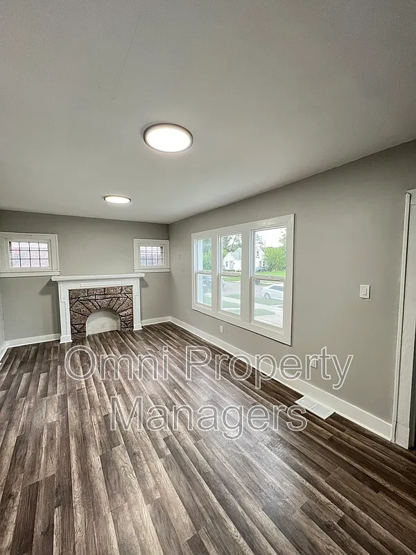 3 bed, 1.0 bath, 1186 sqft, $1,300 — Photo 4
