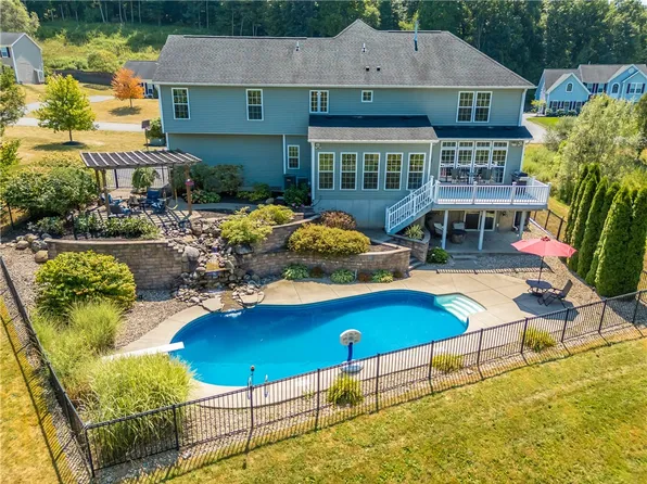 7942 Shire Ln, Victor, NY 14564