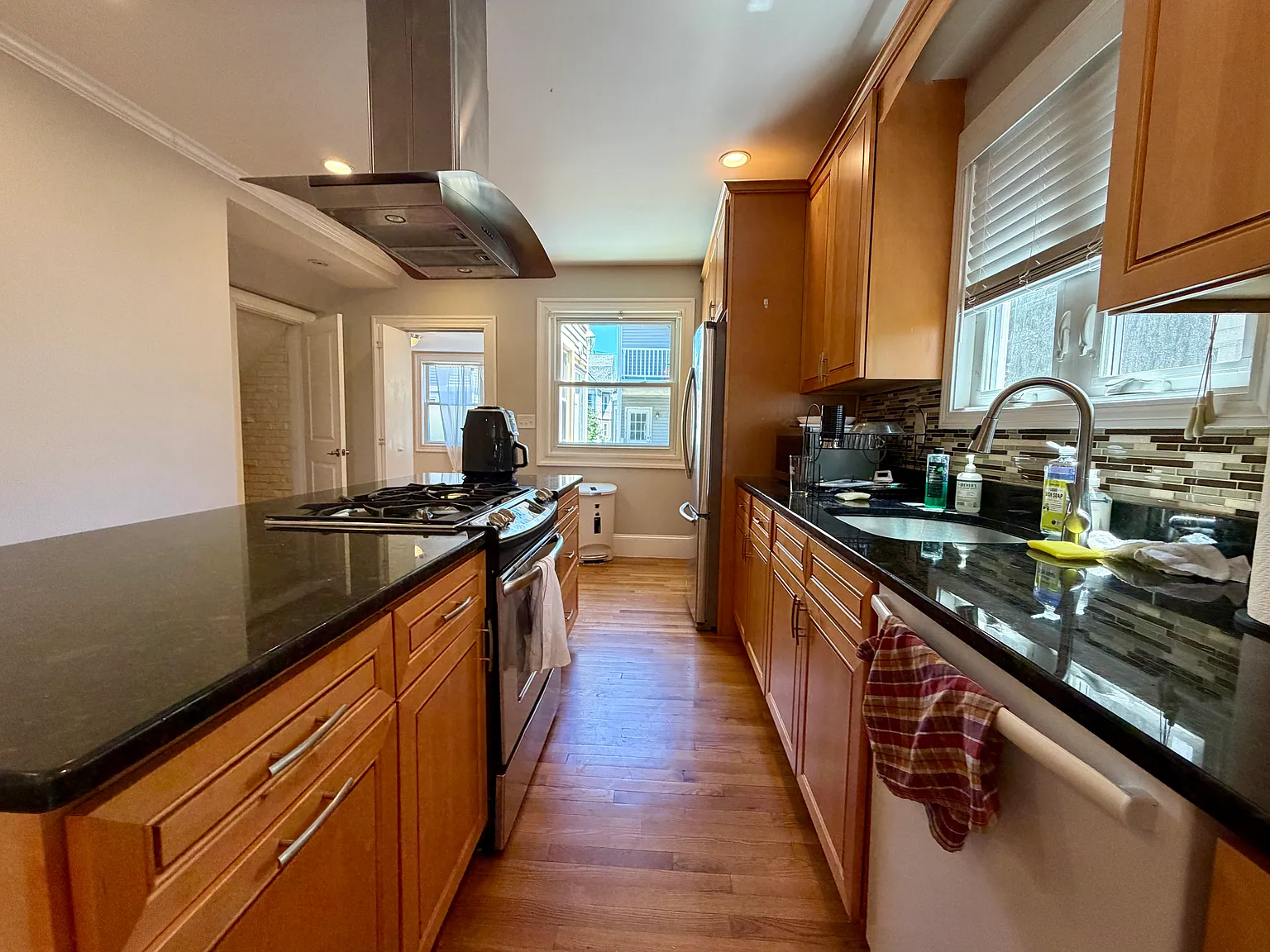 4 bed, 1900 sqft, $6,500 — Photo 1