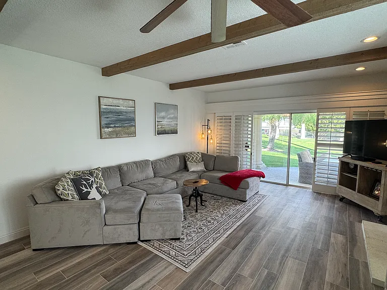 289 Vista Royale Cir W — Photo 3