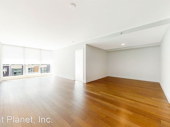 5th image of 718 Long Bridge St APT 402