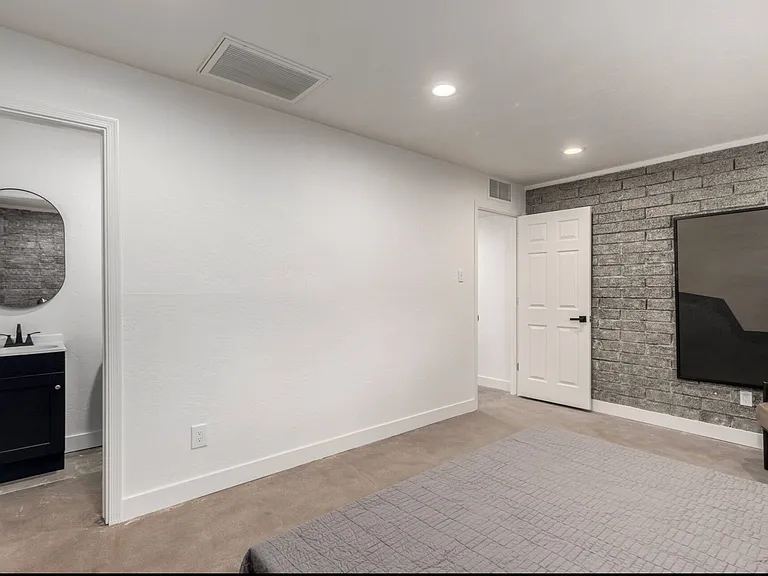 523 W 14th St — Photo 11