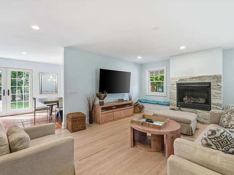 49 Beach Ave — Photo 5