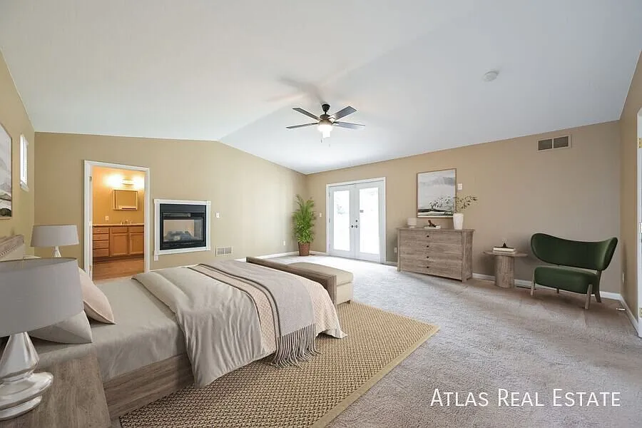 4 Bed 4 Bath Single Family Home - Basement Bar, Optional Exercise Space, Fenced in Backyard! — Photo 2